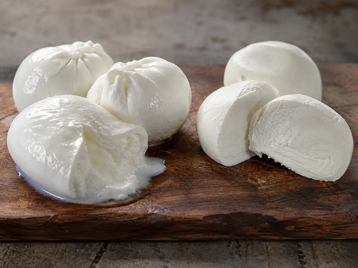 Mozzarella y Fior di Latte: en qué se diferencian (y cuál va en una napolitana)