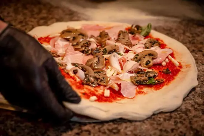 Guanciale, burrata y pistacho siciliano en pizza napolitana — Squisita