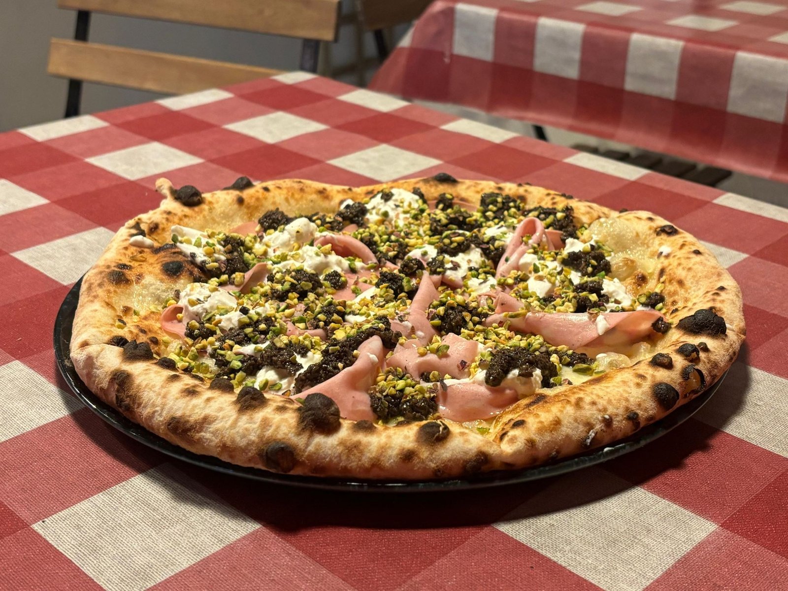 pizza de mordatella y trufa